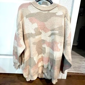 Oversized crew neck sweater in light Camo
